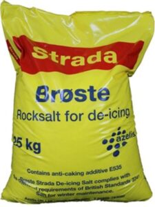 Yellow bag of Strada Broste rock salt for de-icing, weighing 25 kg, with anti-caking additive E535.